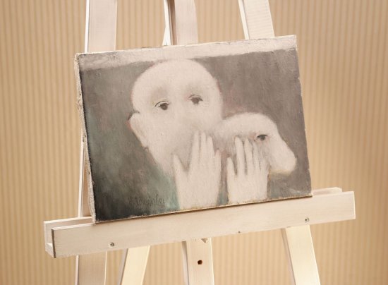 Ještě nezarámovaný obraz na plátně Vladimíra Komárka v šedavých tónech 