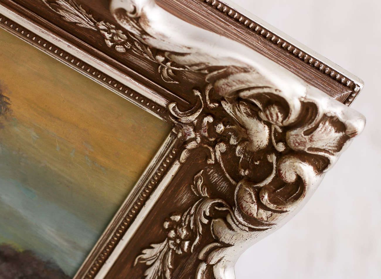 Detail rohového ornamentu stříbrného blondelového rámu