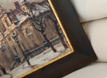 Patinovaná zlatá vložka skvěle doplňuje moderní hnědý rám a ladí s obrazem Jaro Procházky Loreta Praha