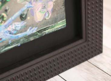 Díky rámování do plovoucího float rámu není překrytý podpis autora