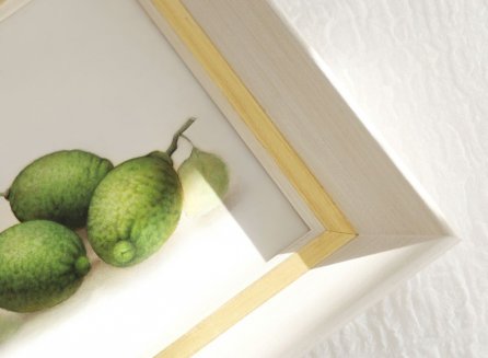 Bílo zlatý rám s obrazem zátiší s citróny je o stupěň tmavší než malba