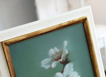 Luxusní zakázkový rám je vyrobený na míru přesně k obrazu ovocných květů