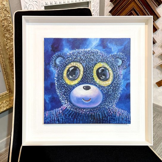Obraz na plátně s motivem medvídka od Kláry Sedlo zarámovaný v neobvyklém plovoucím floatovém rámu