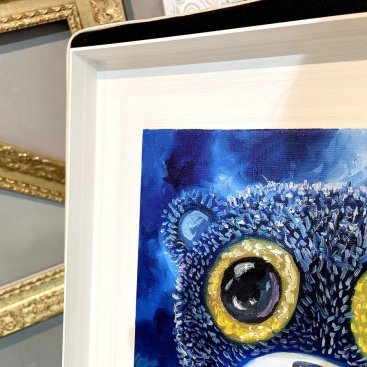 Široký plovoucí rám s neobvykle tenkou pohledovou hranou s obrazem Kláry Sedlo dokonale ladí