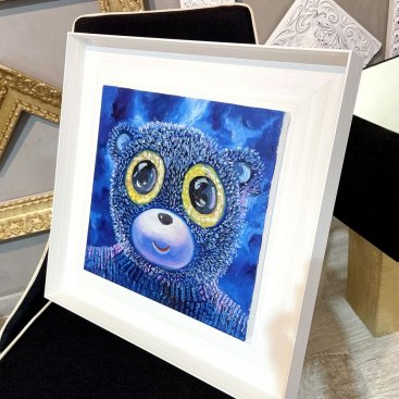 Obraz Kláry Sedlo s hlavou mědvěda má díky širokému plovoucímu rámu dostatek prostoru