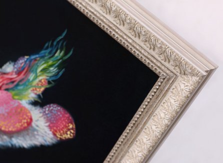 Ornamentální rám na obraz Kláry Sedlo Jednorožec v bílé patinované barvě se stříbřitou ozdobnou filetou