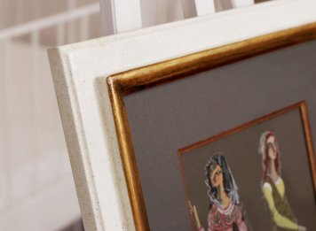 Luxusní zakázkově vyrobený bílo zlatý rám s nekyselou paspartou a muzeálním sklem na obraze Jiřího Trnky