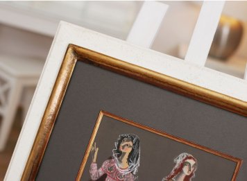 Detail zarámovaného kostýmního návrhu Jiřího Trnky s paspartou a zlatou filetou