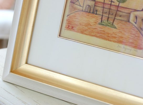 Výrazně profilovaný bílo zlatý rám a muzeální pasparta se zlatu filetou skvěle ladí k pastelu Jana Zrzavého s Loretánským náměstím v Praze