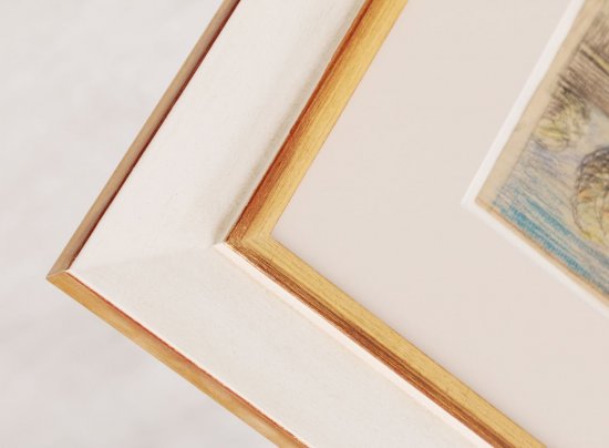 Široký bílo-zlatý rám na obraze Vesnická kaplička Jana Zrzavého 