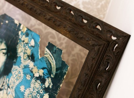 Zrezlý industriální rám s ornamentem působí zvětšelým dojmem