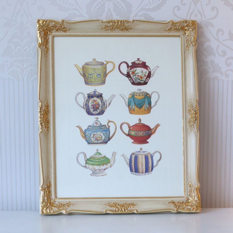 Tradiční úzký bílo-zlatý blondelový rám s plakátem čajových konvic a se zlacenám ornementem do interiéru luxusní kuchyně