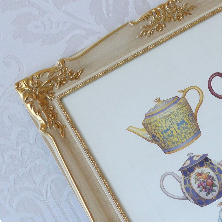 Úzký bílo-zlatý blondelový rám vyrobený na zakázku na plakát anglických čajových konvic - výřez obrazu a zarámování