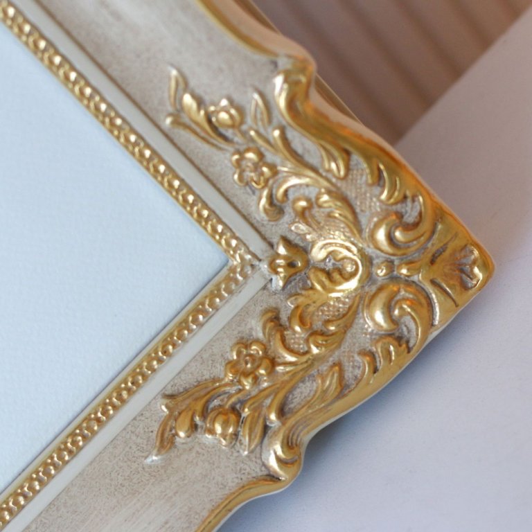 Krásný rohový ornament zakázkového blondelového rámu v bílo zlatém provedení