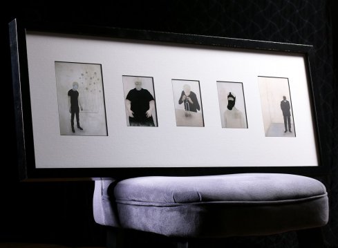 Rámování a paspartování pěti pohlednic do jedné pasparty s výřezy