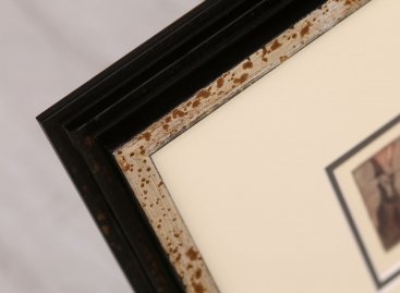 Zajímavý stupňovitý rám v černé barvě s patinovaným stříbrem