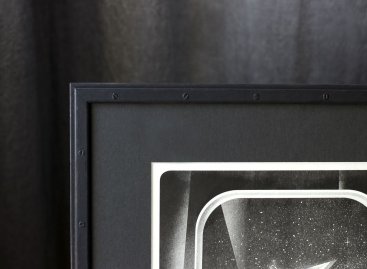 Ilustrace s motivem Sci-fi v industriálně laděném rámování - detail rámu