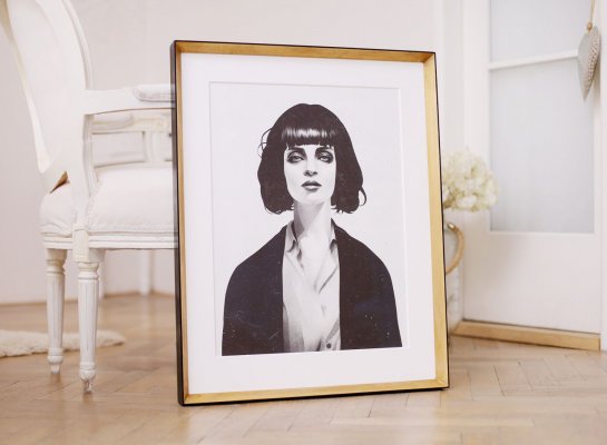 Mia Wallace od Irelanda Reubena v subtilním luxusním rámu v patinovaném stříbře, s bílou paspartou a kvalitním antireflexnáím sklem