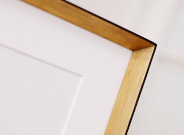 Extra hluboká muzeální bavlněná pasparta v bílé barvě spolu se zakázkovým modelovým rámem tvaru ostrého hlubokého trojúhelníku jsou v elegantní souhře