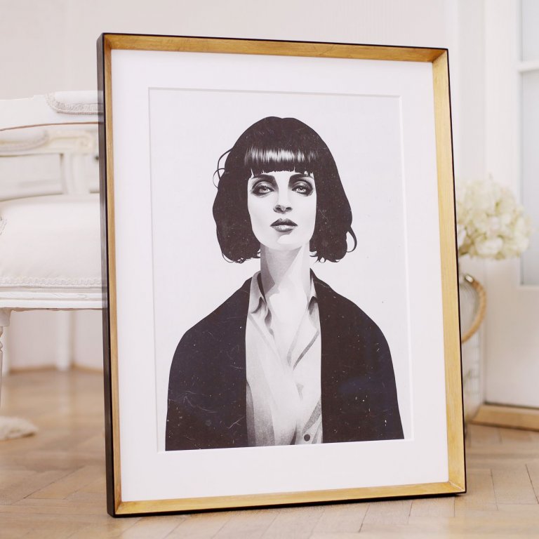 Černobílá ilustrace Mrs Mia Wallace od Rubena Irelanda je zarámovaná v extra hluboké bílé paspartě a moderním velmi úzkém zlaceném rámu 