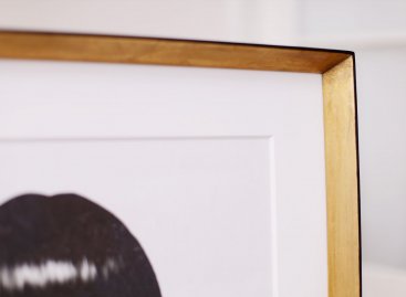 Detail luxusního zakázkového rámu na obraz Ms. Mia Wallace s detailně vypracovaným rohovým spojem a elegantní patinou