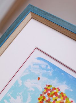 Tyrkysový rám s patinou a dvojice paspart s červenou linkou na litografii Tomáše Bíma Balónky