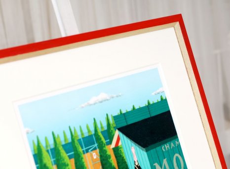 Litografii Tomáše Bíma Moet v červeném rámu doplňuje hluboká muzeální pasparta v bílé barvě