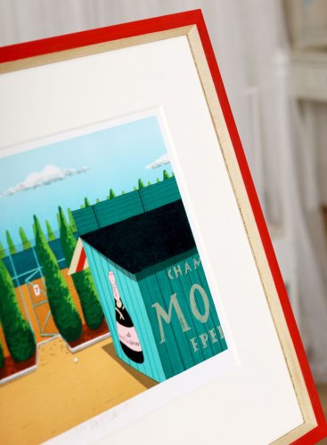 Úzký dřevěný rám použitý na litografii Moet Tomáše Bíma má červenou patinovanou hlavní část a krémovou vnitřní linku