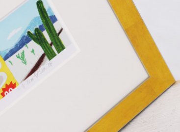 Širší muzeální pasparta s hlubokým řezem malé litografii dodává prostor