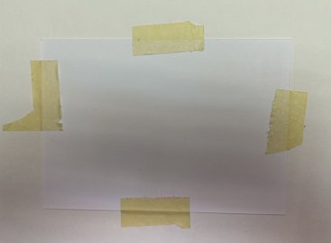 Litografie Tomáš Bím Kaktusy nekvalitně vlepená žlutou malířskou páskou do paspartového výřezu