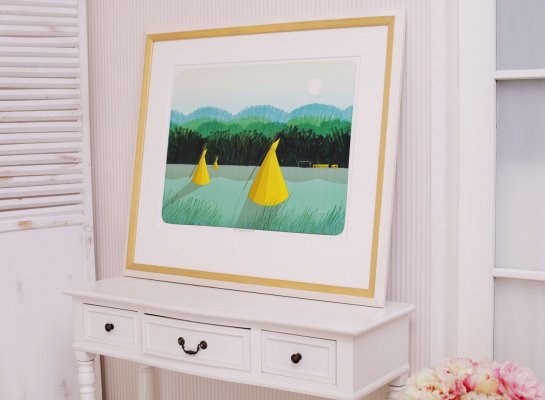 Elegantní rámování obrazu Tomáše Bíma Žluté Teepee do italského bílo zlatého rámu