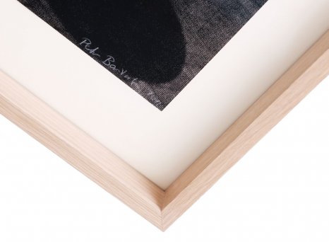 Vysoká pohledová hrana přírodního dubového rámu vytváří výrazný dojem prostorovosti