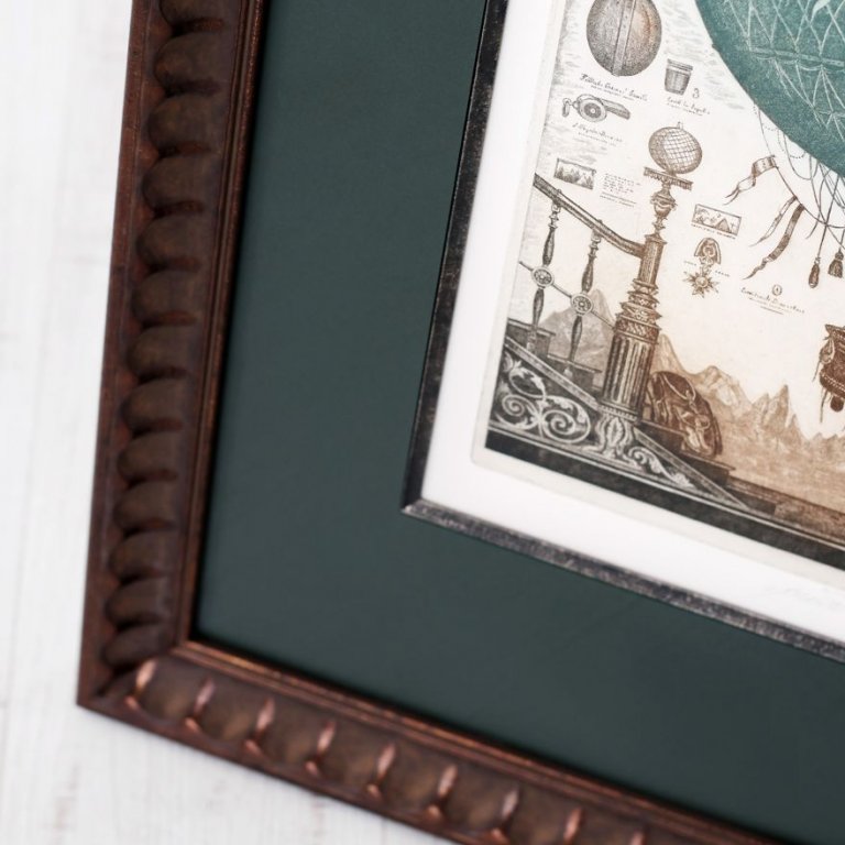 Měděný patinovaný rám a černo stříbřitá dřevěná fileta jsou barevně sladěné s tóny obrazu Milana Bauera