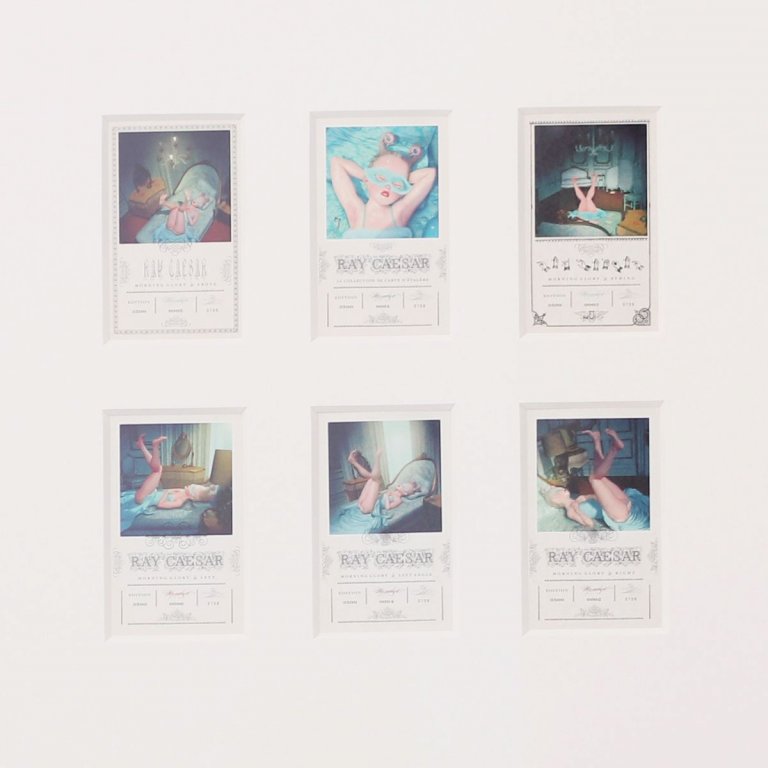 Muzeální pasparta má šest okének s hlubokým šikmým řezem