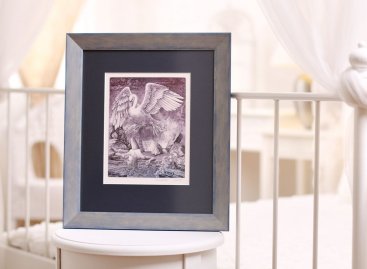 Leda s labutí od Jaroslava Dudka zarámovaná v moderním německém stříbrno-modrém rámu, modré paspartě a antireflexním skle