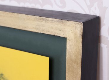 Rám na obraz Kytice Míly Fürstové má výraznou hloubku, ručně zlacenou pohledovou hranu a černý bok