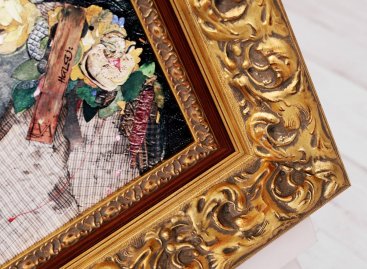 Ornament v rohu rámu plně nenavazuje