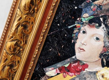 Rám s mohutným zlatým ornametem ladí se stylem obrazu