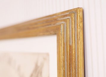 Zakázkový rám s obrazem Oldřicha Kulhánka dokonale ladí díky elegantnímu zlacení a jemné patině