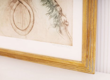 Zakázkový luxusní rám s elegantním tvarem čtyř stupňů s plátkovým zlatem a jemnou patinou s leptem O. Kulhánka dokonale souzní