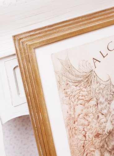 Luxusní na zakázku vyrobený zlatý rám s jemnou patinou a zajímavým moderním geometrickým tvarem pro obraz Oldřicha Kulhánka