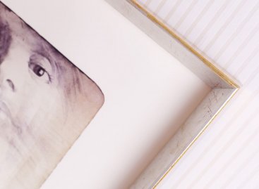 Zajímavě pojatý moderní rám umožňuje zarámovat litografii Oldřicha Kulhánka Einstein bez použití paspart