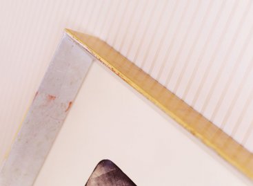 Zajímavý moderní rám na litografii Oldřicha Kulhánka kombinuje zlato a stříbro na opačných stranách rámu