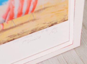 Bílý rám s červenými hranami pro obraz Naughty Johny D. Kurňavky