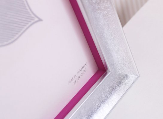 Barevný detail v moderním stříbrném 3D rámu