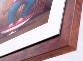 Dřevěný rám má barevné přechody šelaků a lazur