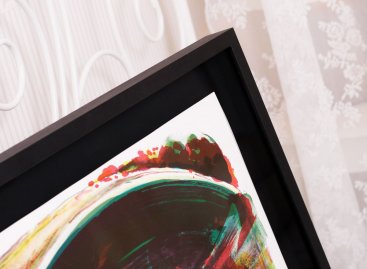 Moderní hluboký kazetový rám v černé barvě je doplněný o černou paspatu a antireflexní sklo