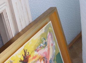 Rámování litografie Michaela Rittsteina Slepice jako krajina do zlaté vitríny