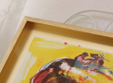 Paspartování litografie Michaela Rittsteina Slepice jako krajina do zlaté pasparty ve zlatém hlubokém rámu