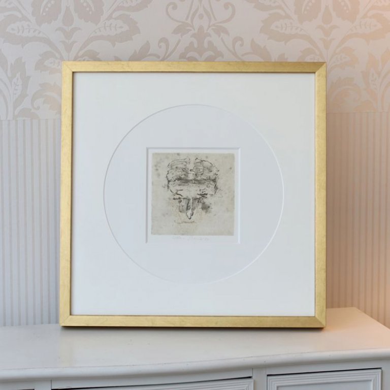 Paspartování leptu Adrieny Šimotové s bílou muzeání kruhovou paspartou